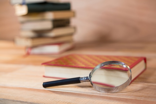 Loupe avec un livre sur une table