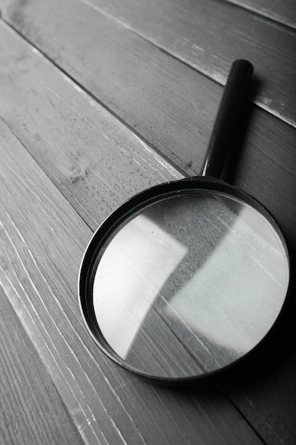 Loupe ou loupe sur table en bois