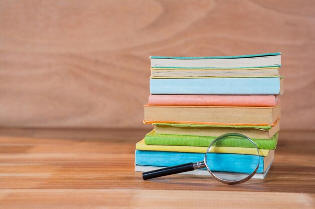 Loupe avec la pile de livres sur une table