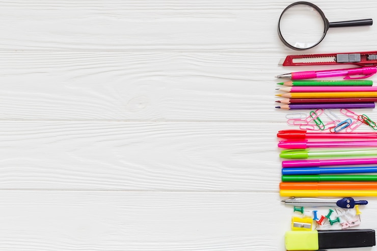 Photo gratuit loupe, stylos et crayons