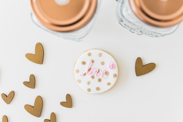 Photo gratuite love cookie circulaire avec des formes de coeur et pot sur fond blanc