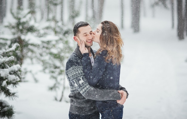 Love Story d&#39;un jeune couple en hiver.