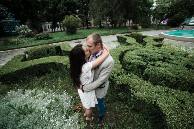 Loving couple embrassant dans le parc