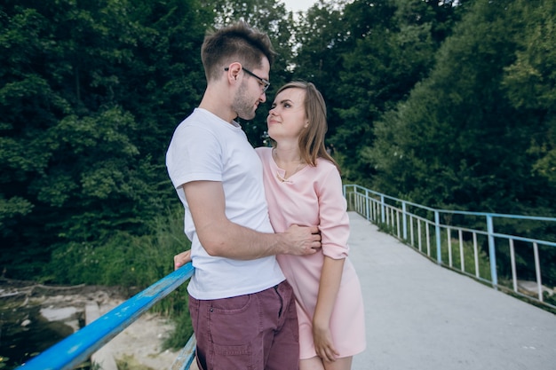 Loving couple regardant dans les yeux les uns des autres sur un pont