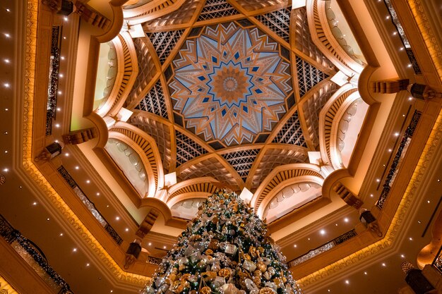 Low angle shot de l'arbre de Noël dans l'Emirates Palace à Abu Dhabi, Émirats Arabes Unis