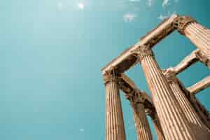 Photo gratuite low angle shot des colonnes du panthéon de l'acropole à athènes, grèce sous le ciel