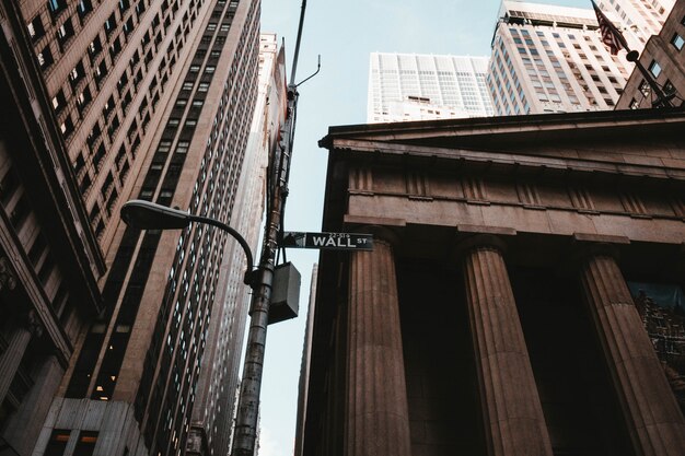 Low angle shot of wall street sign à New York