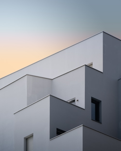 Low angle shot vertical d'un bâtiment en béton blanc