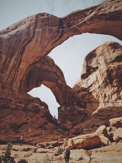 Low angle shot vertical de la double arche au parc national des arches sur une journée ensoleillée