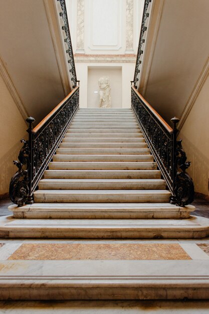 Low angle shot vertical d'un escalier à l'intérieur d'un beau bâtiment historique
