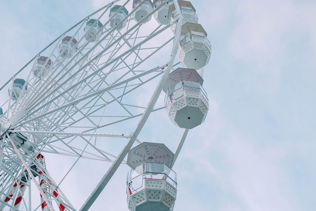 Photo gratuite low angle view of the ferris wheel carrousel pendant la journée sous un ciel bleu