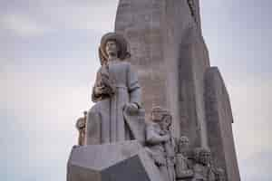 Photo gratuite low angle view des statues sur le monument des découvertes à lisbonne au portugal