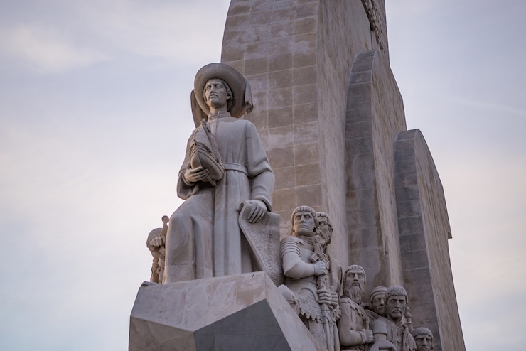 Photo gratuit low angle view des statues sur le monument des découvertes à lisbonne au portugal