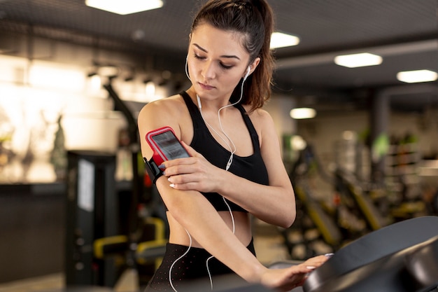 Photo gratuite low angle woman working out sur tapis roulant