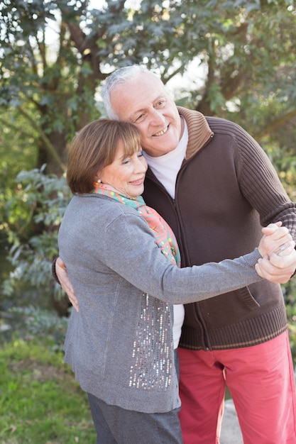 Photo gratuite ludique couple dansant en plein air