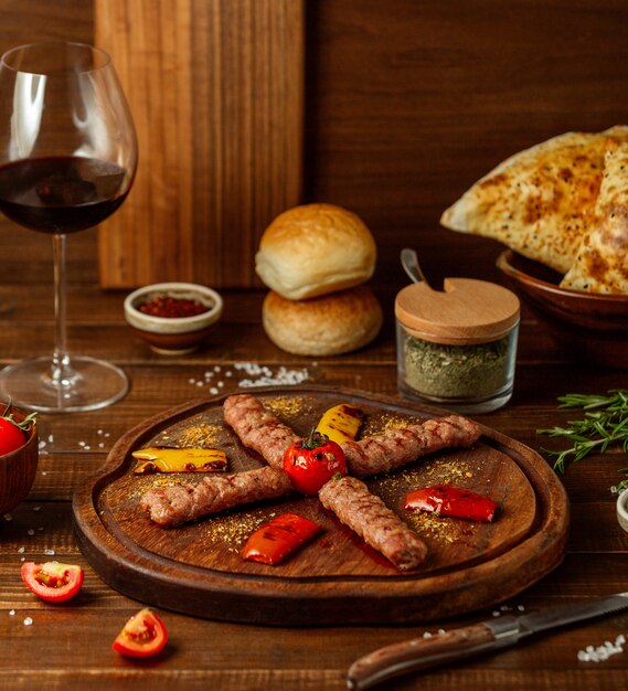 Lule kebab aux légumes sur planche de bois