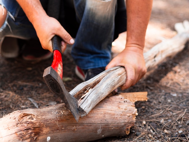 Lumberman sans visage couper le journal en forêt