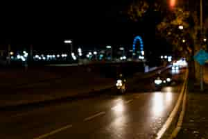 Photo gratuite lumière chaude brouillée sur la ville la nuit