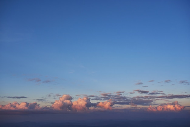 Lumière dorée qui brille à travers les nuages dans une soirée colorée.