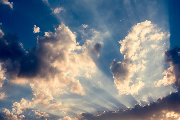 Lumière du soleil avec ciel bleu nuageux scène beauytiful