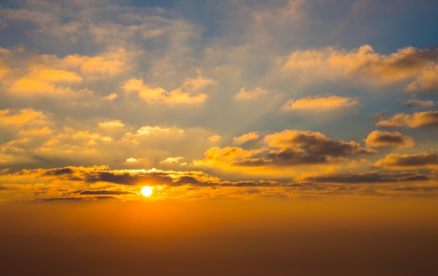Photo gratuite la lumière du soleil du matin brille avec un fond bleu nuageux.