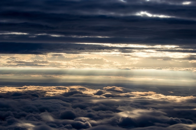 La lumière du soleil passant à travers les nuages