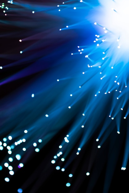 Lumière de la fibre optique en bleu