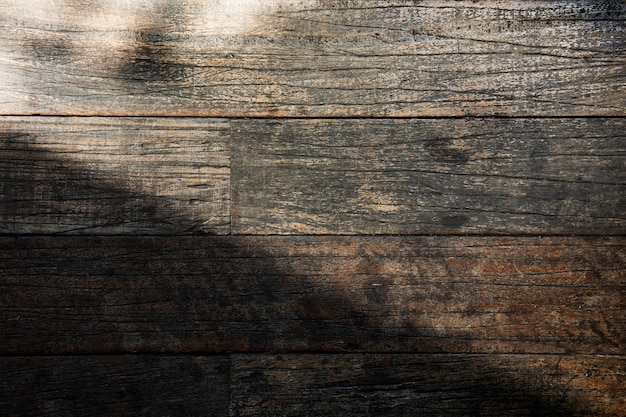 Lumière sur un fond texturé de planche de bois patiné