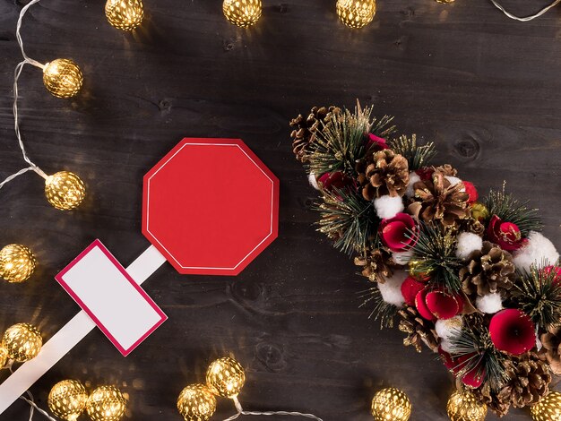 Lumière de Noël sur fond en bois avec décorations pour la maison. Lumières. Sapin de Noël