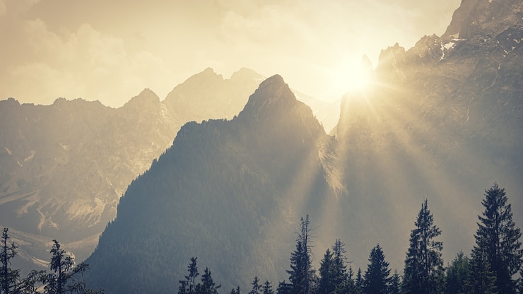 Photo gratuit lumière à travers les montagnes