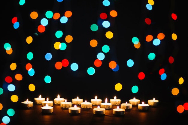 Photo gratuite lumières colorées près de bougies