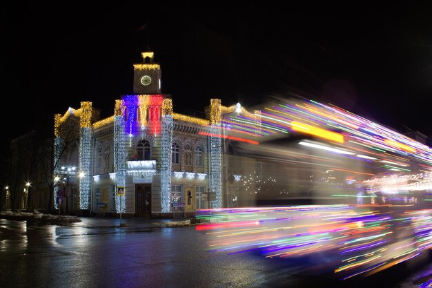Lumières décoratives festives sur le bâtiment central de la saison des vacances d'hiver de Chisinau