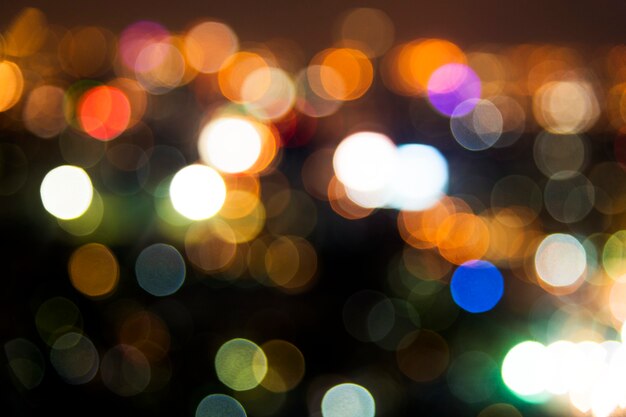 Lumières floues de bokeh de rue la nuit