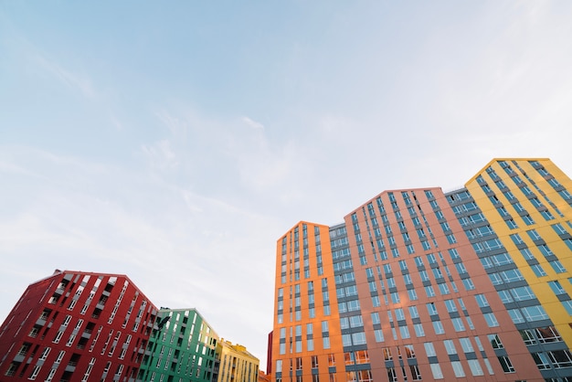 Photo gratuite lumineux nouveaux bâtiments de vie dans le quartier