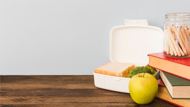 Lunchbox pose sur une table en bois