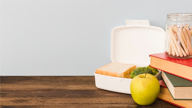 Lunchbox pose sur une table en bois