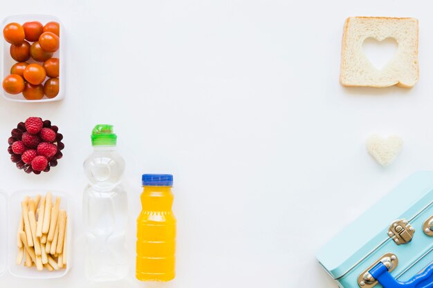 Lunchbox près de la nourriture et des boissons saines