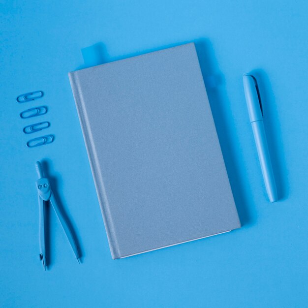 Lundi bleu avec agenda et stylo