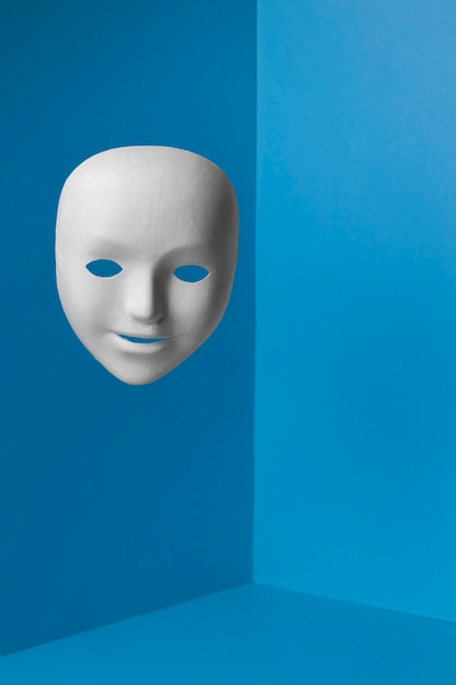 Lundi bleu avec masque facial et espace copie