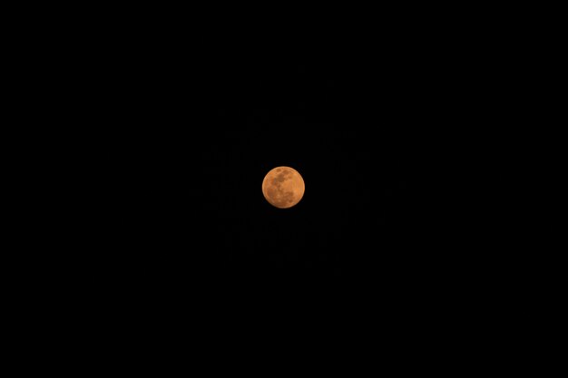 lune dans la nuit