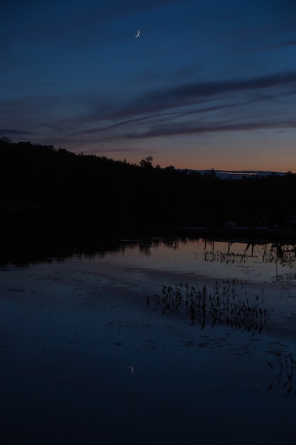 Photo gratuite lune réfléchie sur le lac