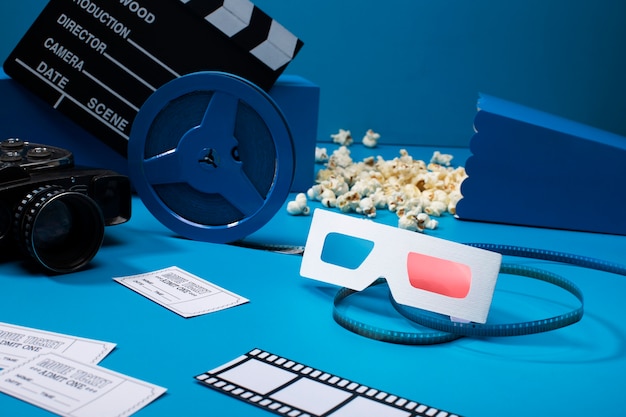 Photo gratuite lunettes 3d et arrangement de pop-corn