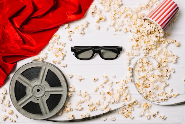 Lunettes 3D et pop-corn avec bobine