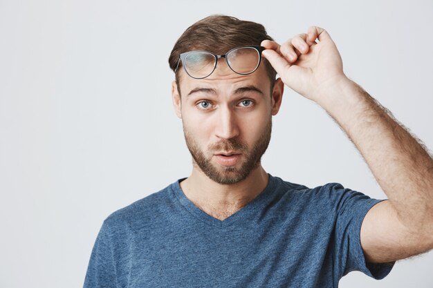 Lunettes de décollage homme surpris et regard confus