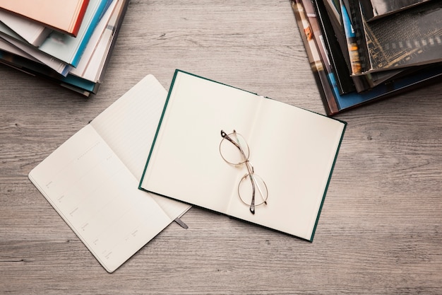 Lunettes sur deux livres ouverts