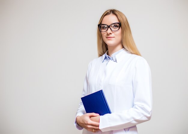 Lunettes documents médecine profession féminine joyeux