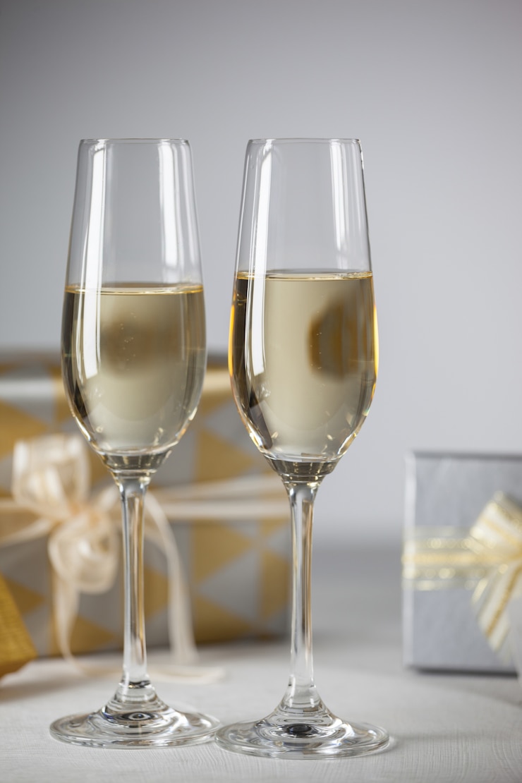 Photo gratuit lunettes avec du champagne et des cadeaux fond