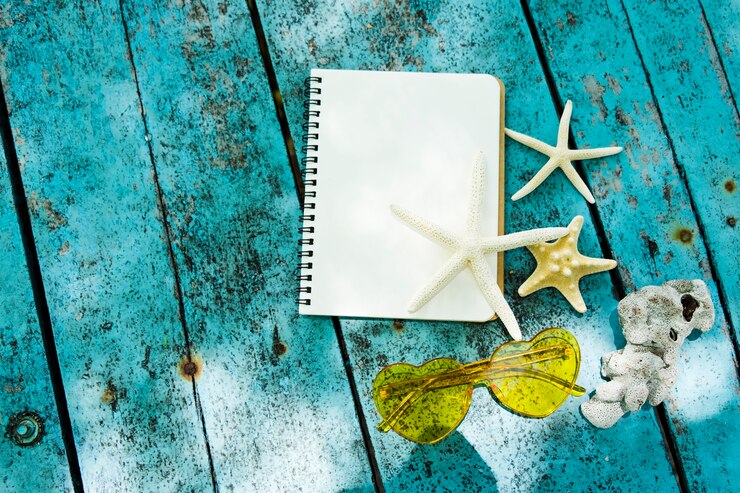 Photo gratuit lunettes en forme de coeur avec journal et étoile de mer