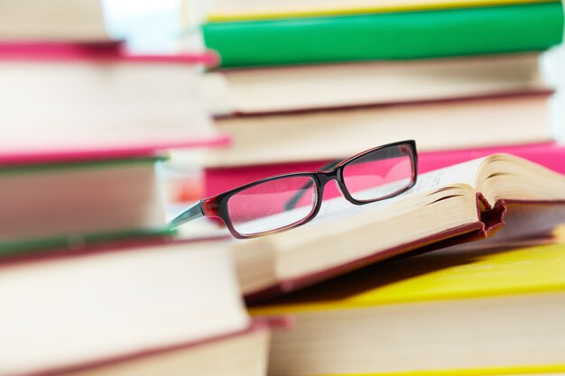 Lunettes sur un livre ouvert