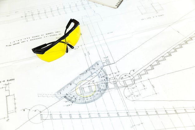 Lunettes et plan de papier sur la table